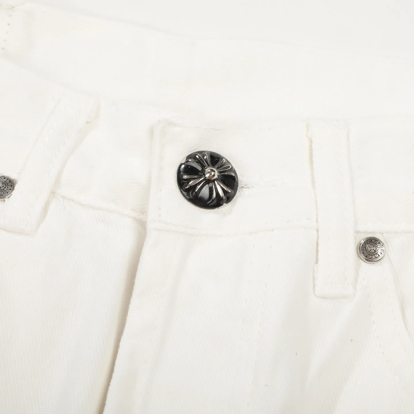 P230 💰 (Top version) Chrome Hearts/Chrome Hearts Classic white and green series colored leather cross washed color cloth unisex denim trousers Vibe style straight stacked god-level version Carbon fine bias denim color cloth Old vintage complete set of hardware - Chrome Hearts white cow series The high version uses high-ounce customized fabrics, fermentation washing and soft color fixation, soft and thick to wear. The details are all produced by hand-polished craftsmanship. All-over printed jacquard fabric Unique design style. Through multiple processes to create a full retro feel. Unique niche non-contrast shirt. Customized distressed spray-painted buttons. Craftsmanship in every detail. Color: white and green. Size: 28-30-32-34 (corresponding to S-M-L-XL)